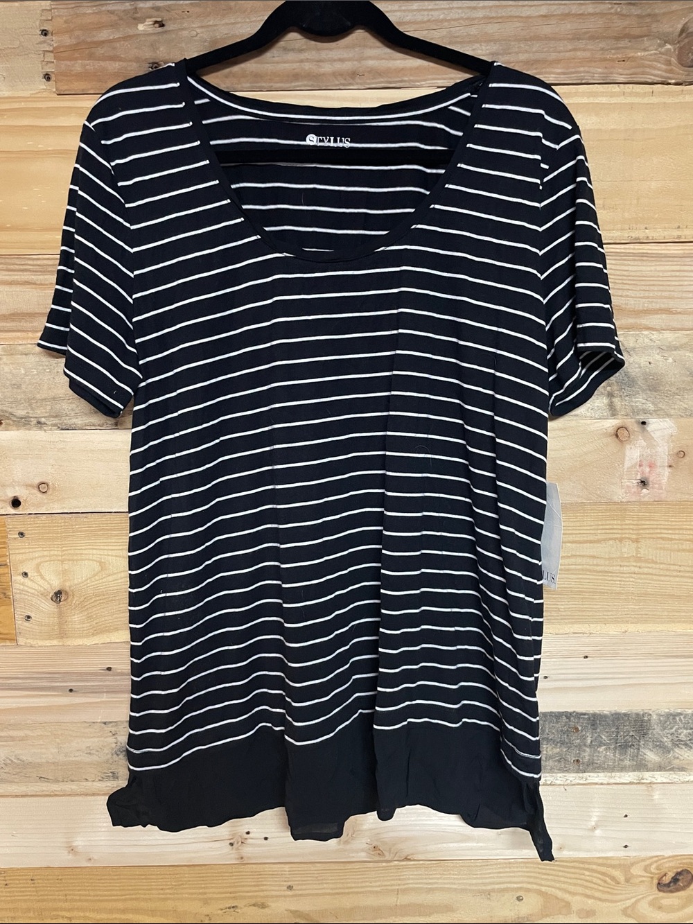 Stylus size XL black and white stripe short sleeve top